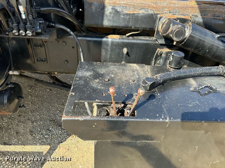 image for item NF9323 2011 International  Paystar roll-off container truck