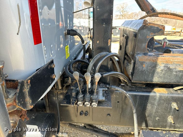 image for item NF9323 2011 International  Paystar roll-off container truck