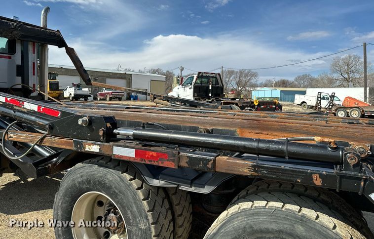 image for item NF9323 2011 International  Paystar roll-off container truck