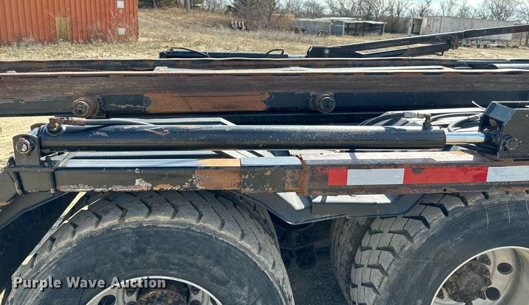 image for item NF9323 2011 International  Paystar roll-off container truck