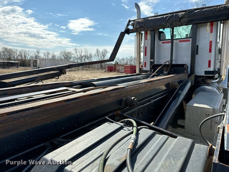 image for item NF9323 2011 International  Paystar roll-off container truck