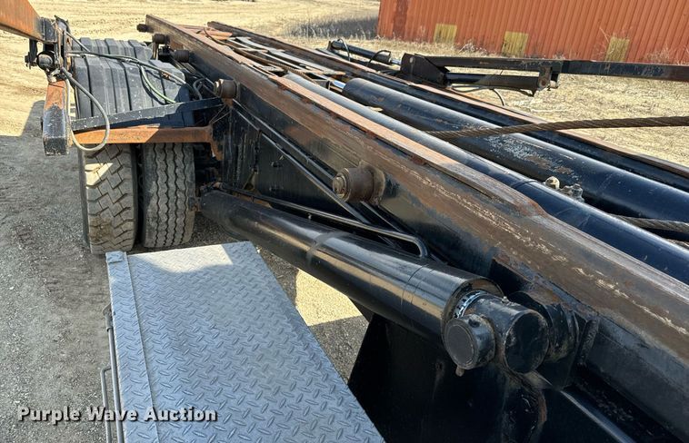 image for item NF9323 2011 International  Paystar roll-off container truck