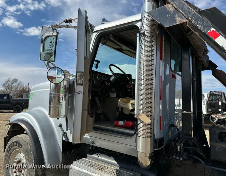 image for item NF9323 2011 International  Paystar roll-off container truck