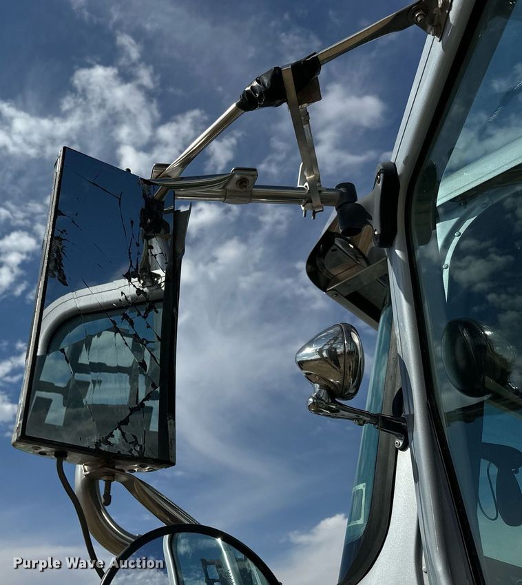 image for item NF9323 2011 International  Paystar roll-off container truck