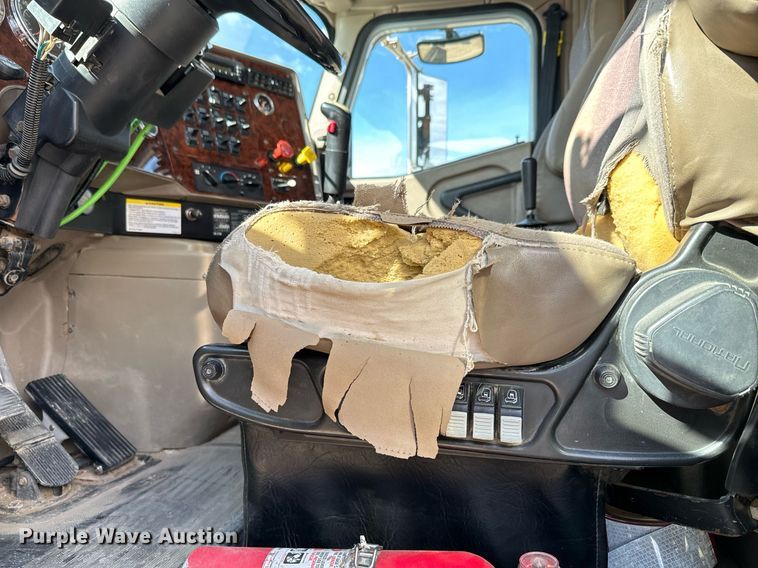 image for item NF9323 2011 International  Paystar roll-off container truck