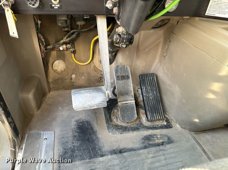 image for item NF9323 2011 International  Paystar roll-off container truck