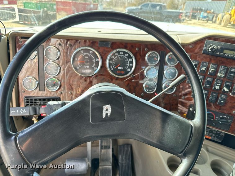 image for item NF9323 2011 International  Paystar roll-off container truck