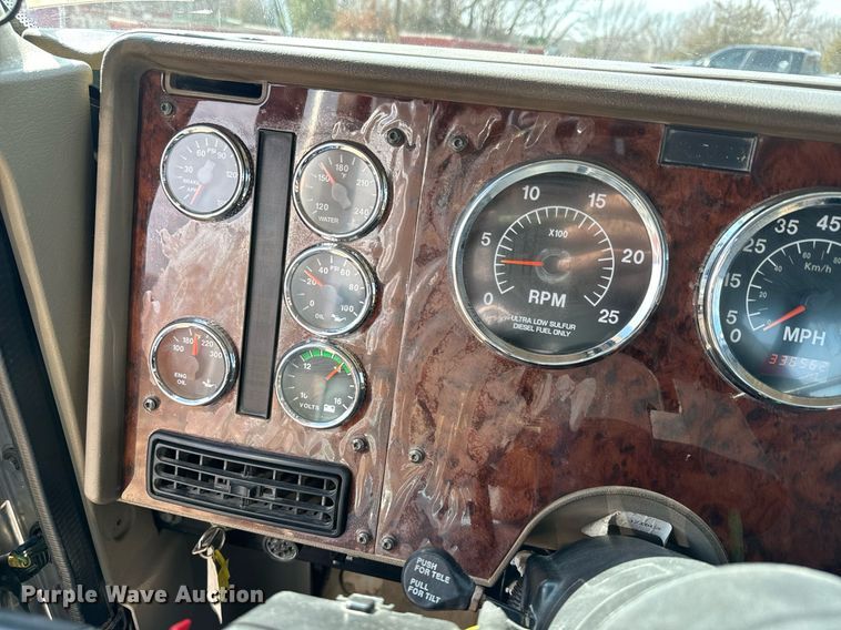 image for item NF9323 2011 International  Paystar roll-off container truck