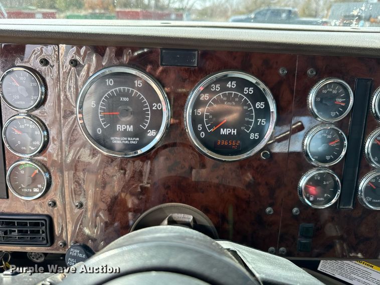 image for item NF9323 2011 International  Paystar roll-off container truck