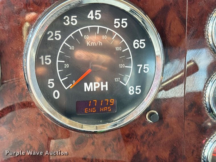 image for item NF9323 2011 International  Paystar roll-off container truck