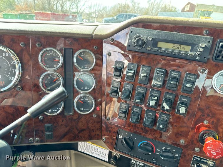 image for item NF9323 2011 International  Paystar roll-off container truck