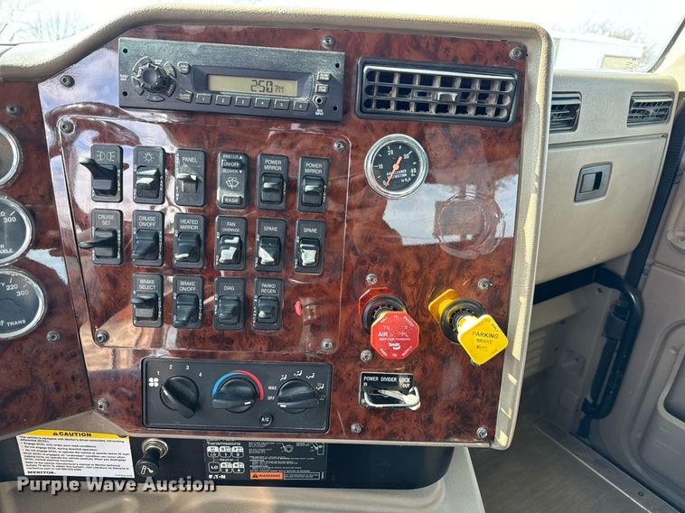 image for item NF9323 2011 International  Paystar roll-off container truck