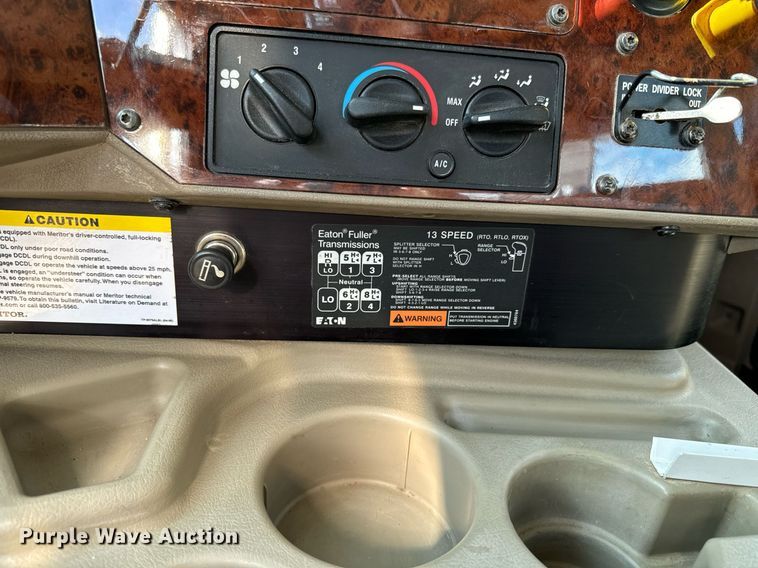 image for item NF9323 2011 International  Paystar roll-off container truck