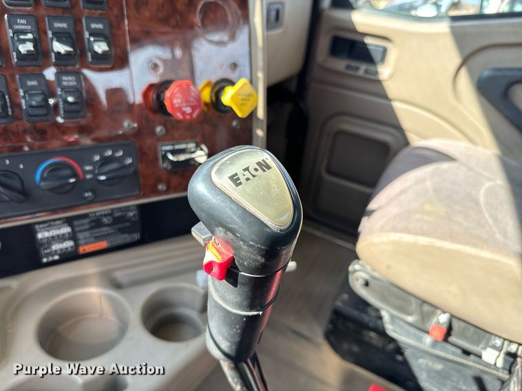 image for item NF9323 2011 International  Paystar roll-off container truck