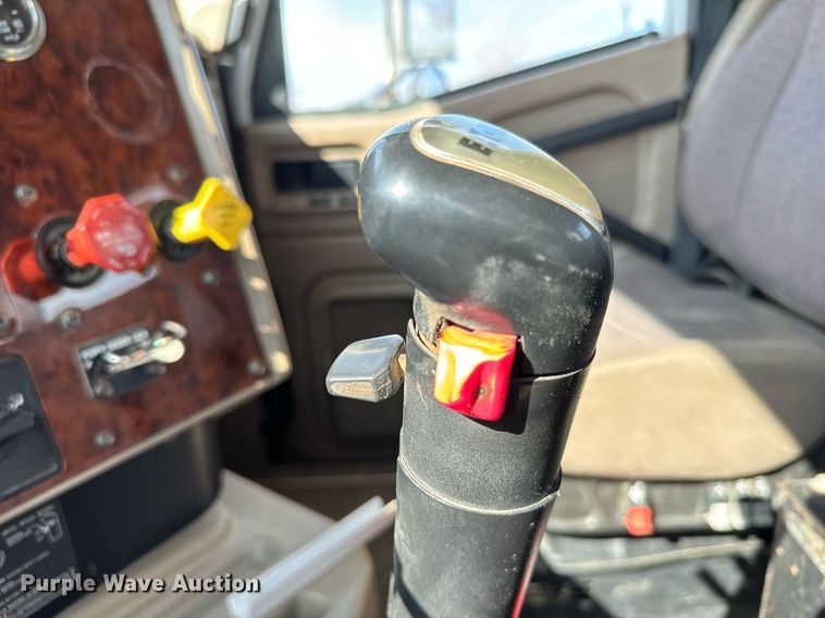 image for item NF9323 2011 International  Paystar roll-off container truck