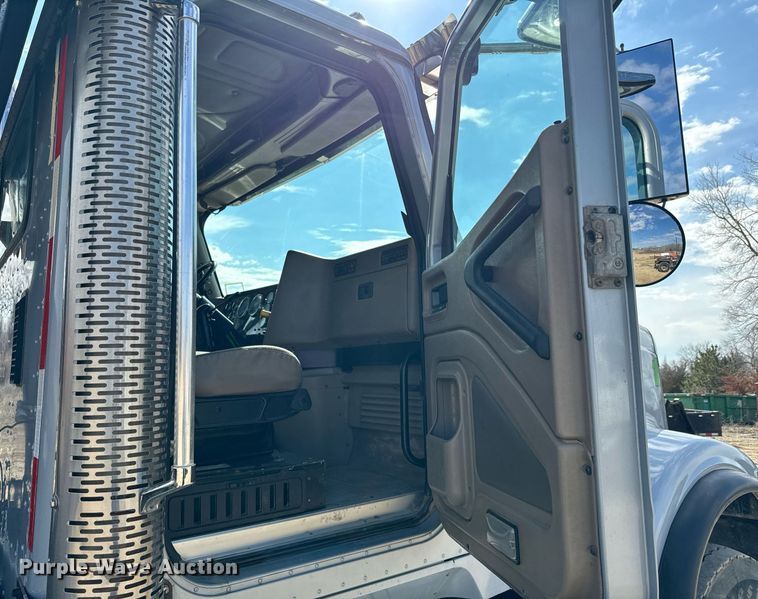 image for item NF9323 2011 International  Paystar roll-off container truck