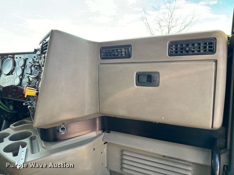 image for item NF9323 2011 International  Paystar roll-off container truck