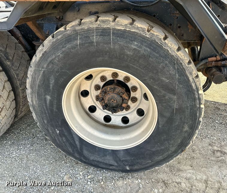 image for item NF9323 2011 International  Paystar roll-off container truck