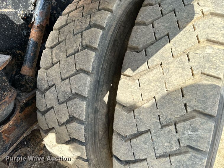 image for item NF9323 2011 International  Paystar roll-off container truck