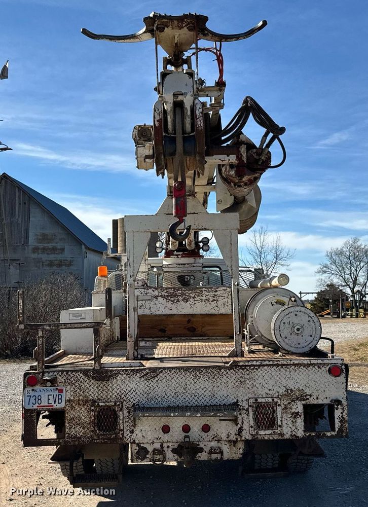 image for item NI9751 1995 International 4900 digger derrick truck