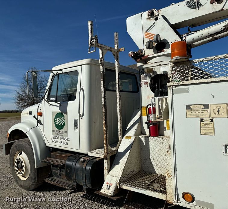 image for item NI9751 1995 International 4900 digger derrick truck