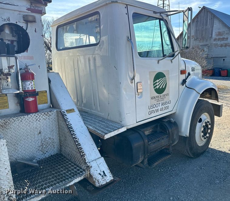 image for item NI9751 1995 International 4900 digger derrick truck