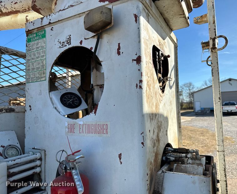 image for item NI9751 1995 International 4900 digger derrick truck