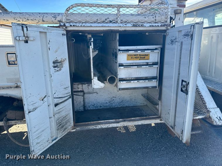 image for item NI9751 1995 International 4900 digger derrick truck