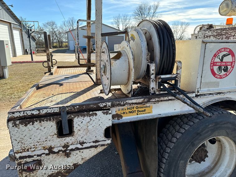 image for item NI9751 1995 International 4900 digger derrick truck