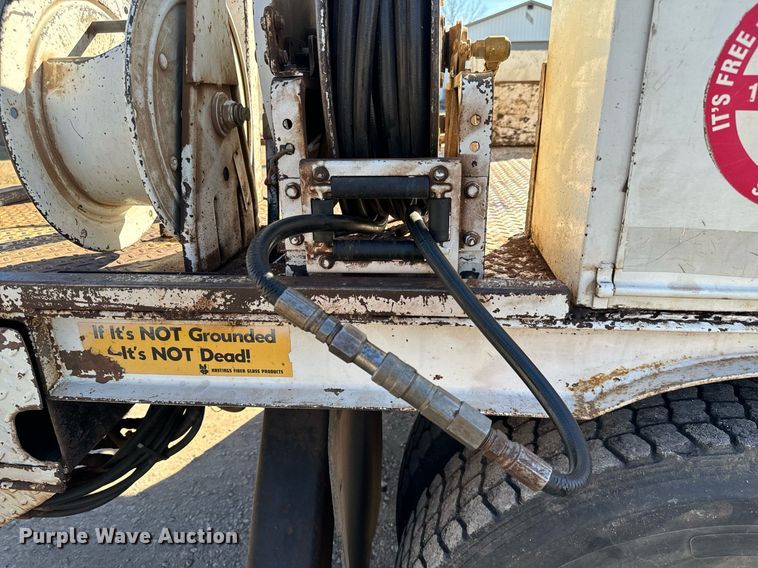 image for item NI9751 1995 International 4900 digger derrick truck