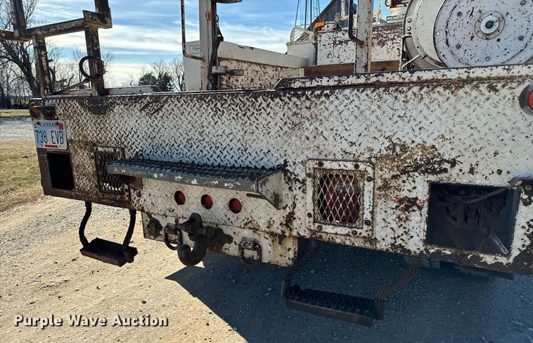 image for item NI9751 1995 International 4900 digger derrick truck