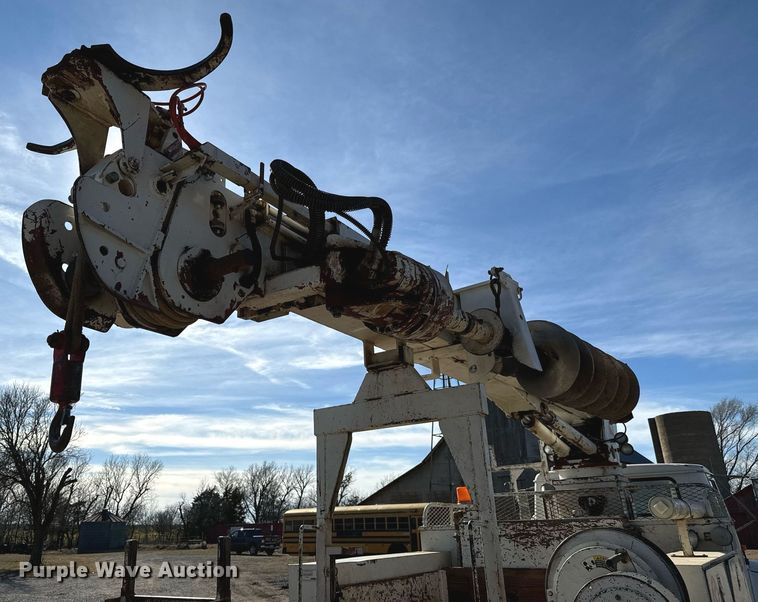 image for item NI9751 1995 International 4900 digger derrick truck