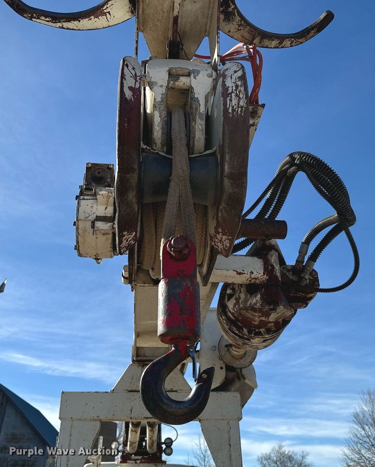 image for item NI9751 1995 International 4900 digger derrick truck