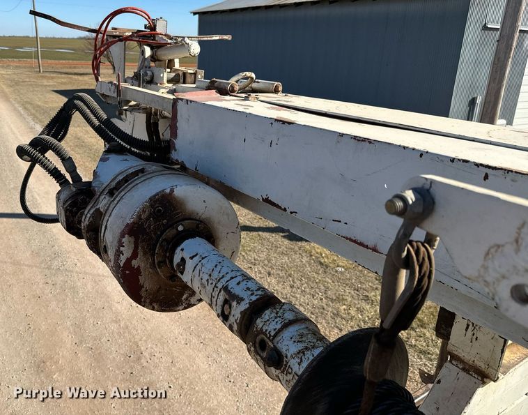 image for item NI9751 1995 International 4900 digger derrick truck