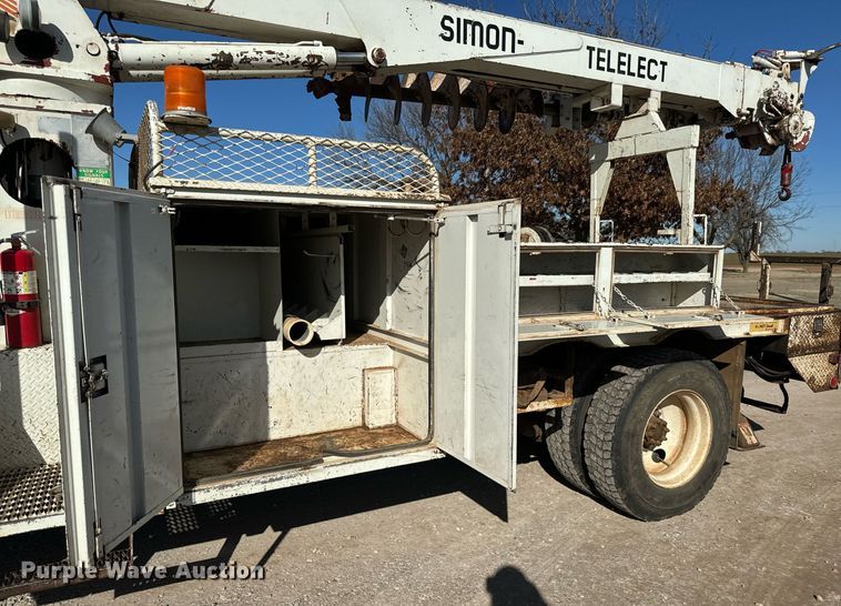 image for item NI9751 1995 International 4900 digger derrick truck