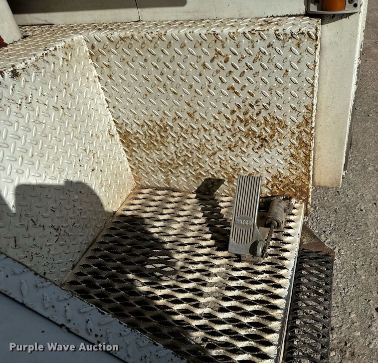 image for item NI9751 1995 International 4900 digger derrick truck