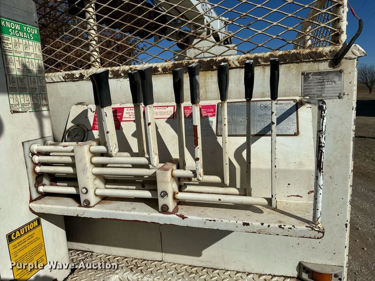 image for item NI9751 1995 International 4900 digger derrick truck