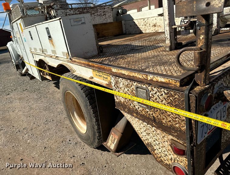 image for item NI9751 1995 International 4900 digger derrick truck