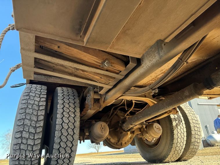 image for item NI9751 1995 International 4900 digger derrick truck