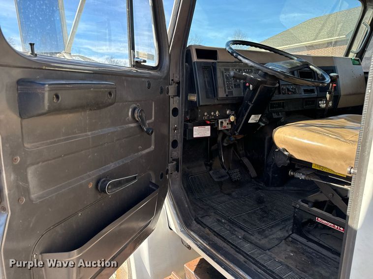 image for item NI9751 1995 International 4900 digger derrick truck