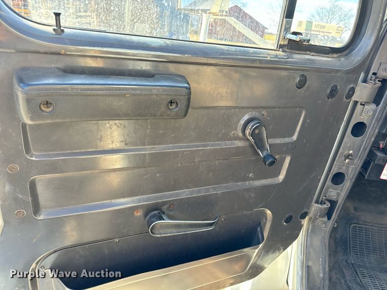 image for item NI9751 1995 International 4900 digger derrick truck