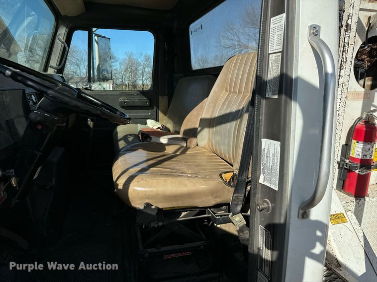 image for item NI9751 1995 International 4900 digger derrick truck