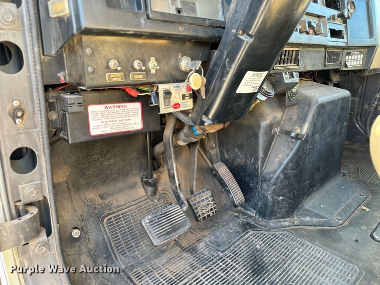 image for item NI9751 1995 International 4900 digger derrick truck