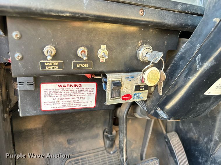 image for item NI9751 1995 International 4900 digger derrick truck