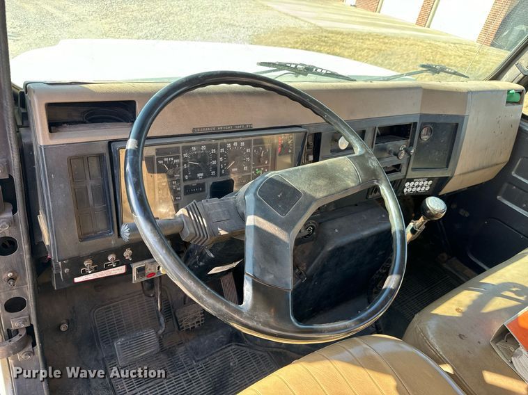 image for item NI9751 1995 International 4900 digger derrick truck