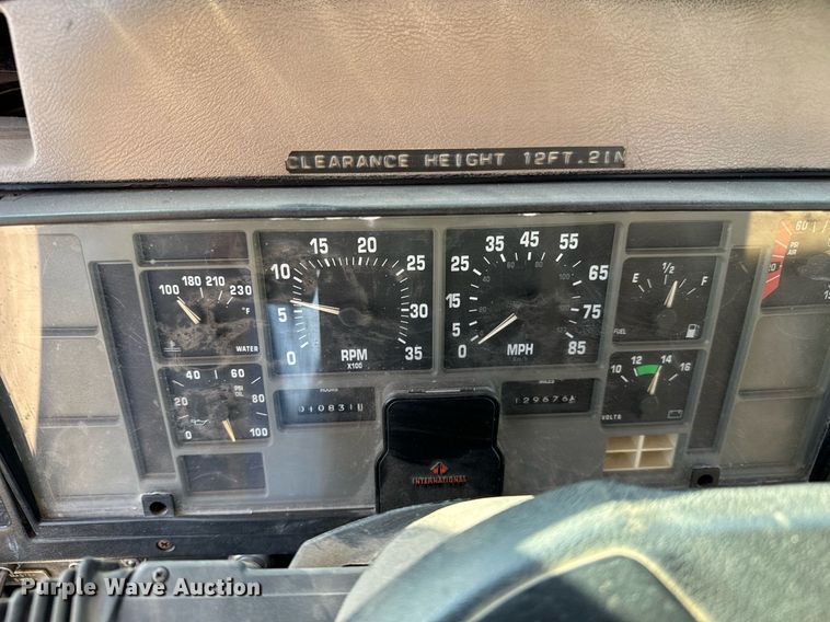 image for item NI9751 1995 International 4900 digger derrick truck