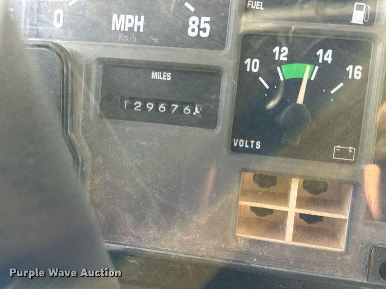 image for item NI9751 1995 International 4900 digger derrick truck