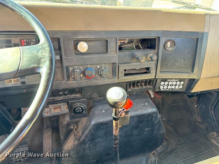 image for item NI9751 1995 International 4900 digger derrick truck