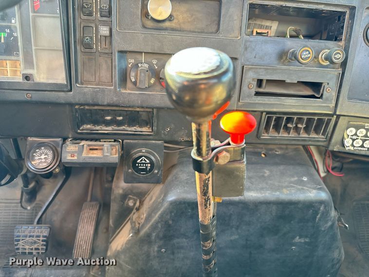 image for item NI9751 1995 International 4900 digger derrick truck