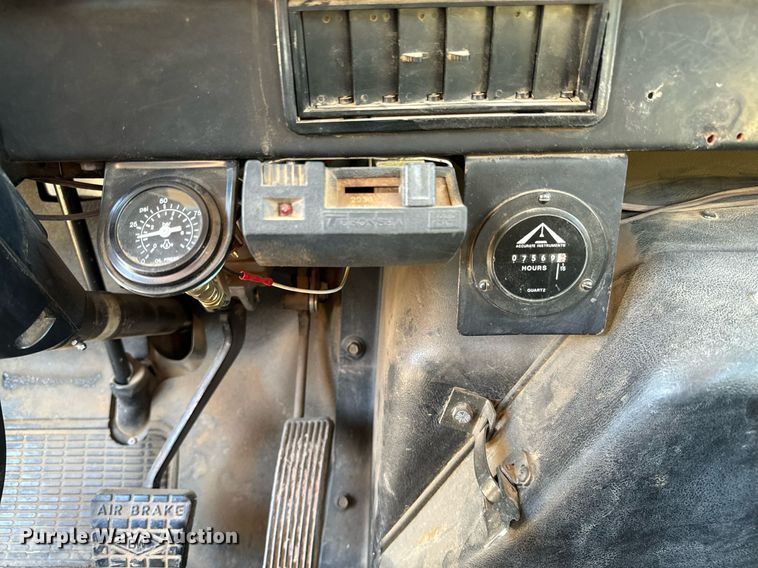 image for item NI9751 1995 International 4900 digger derrick truck